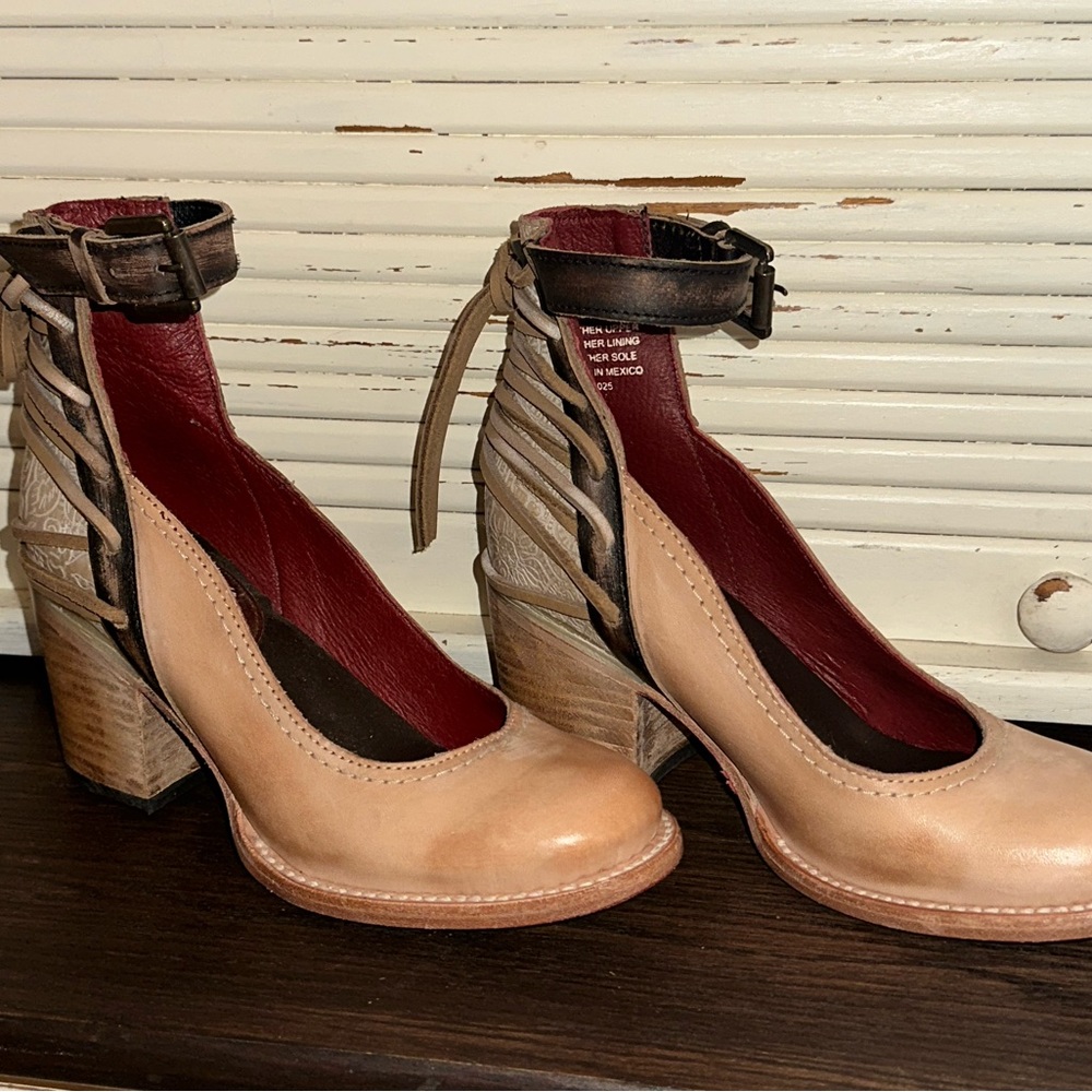 Freebird, size 6, style Raeanne